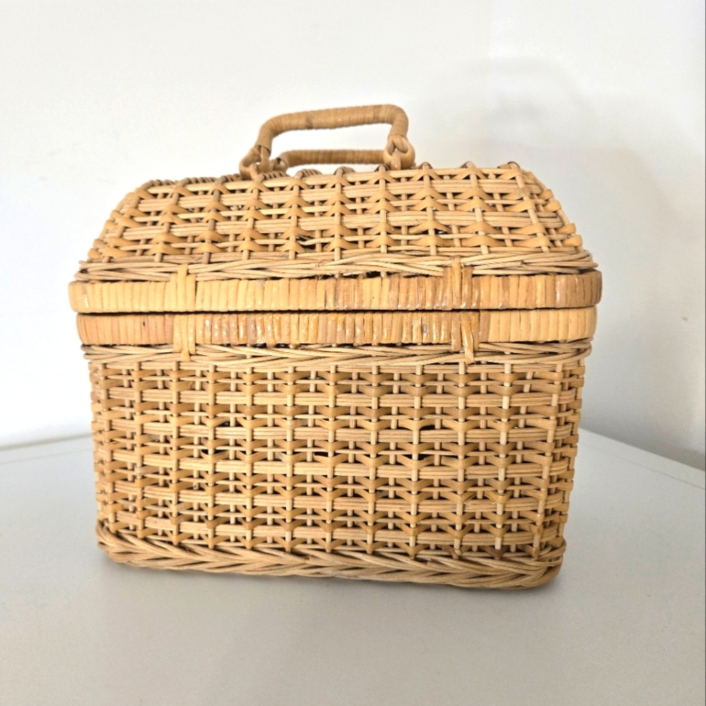 Beautiful basket with lid for storage